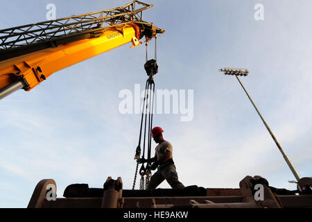 Le sergent de l'US Air Force. Armando Irizarry, 820e Escadron Cheval Rouge systèmes électroniques aéroportés artisan, met fin à une grue de l'équipement lourd, le 29 novembre 2012, à Nellis Air Force Base, Nevada La 820e RED HORSE est le seul ingénieur civil de l'Armée de l'air et dans l'unité avec Air Assault ingénieur diplômé de l'équipement et du personnel avec des capacités de support de montage, y compris l'élimination des explosifs et munitions, la gestion d'urgence et d'incendie/le personnel des Services d'urgence. Le s.. William P. Coleman) Banque D'Images