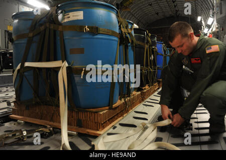 JOINT BASE PEARL HARBOR, Hawaii - HICKAM-aviateur Senior Philip B. Valenta, arrimeur avec le 535e Escadron de transport aérien assure les sangles sont serrées sur l'amélioration des systèmes de livraison de conteneurs (DCI) à bord d'un C-17 Globemaster III avant de partir d'une base commune (JBPHH Harbor-Hickam Pearl), New York le 16 juillet 2010. Le 535e comme mené deux gouttes de l'air pour montrer au monde des médias sociaux les capacités Pacific Air Forces. (U.S. Air Force photo/Tech Sgt. Cohen A. Young) Banque D'Images