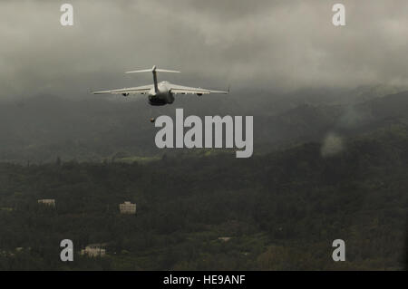 U.S. Air Force 535e Escadron de transport aérien C-17 Gloabmaster III parachutages une palette sur une zone de dépôt sur 1 Hawaïen Le août 535e offre des capacités de transport aérien et airdrop pour le théâtre du Pacifique. Le largage de matériel fait partie de la formation de routine de l'équipage et le personnel de la logistique. Le s.. Stephany Richards/ libéré) Banque D'Images