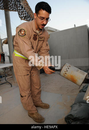 Le s.. Kevin Banas efface un Beretta M-9 avant une mission à la 379e escadre expéditionnaire aérienne en Asie du Sud-Ouest, le 16 octobre 2013. Les membres du Corps expéditionnaire 816th Airlift Squadron, déployés à partir d'une base commune Charleston, S.C., accomplir l'ordre de mission aérienne via le transport de voyageurs, livraison terrestre et aérienne pour maintenir les opérations de déploiement en mouvement. Banas est un corps expéditionnaire 816th Airlift Squadron C-17 Globemaster III arrimeur et est originaire de Taylor, Michigan J. Jones Senior Airman Bahja) Banque D'Images