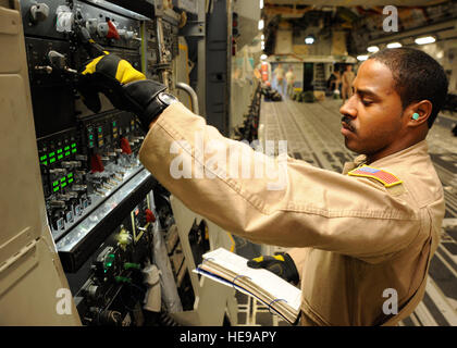 Le s.. Frederick Jordanie effectue un contrôle des fichiers en amont sur un C-17 Globemaster III avant une mission à la 379e escadre expéditionnaire aérienne en Asie du Sud-Ouest, le 16 octobre 2013. Dans cette rotation, le 816th EAS a effectué plus de 375 sorties, transporté 13,2 millions de livres de marchandises et près de 2 400 passagers. En outre, ils ont largués à plus de 71 000 livres de fret à bases avancées tout au long de l'AOR. La Jordanie est un corps expéditionnaire 816th Airlift Squadron C-17 l'arrimeur déployés à partir d'une base commune Charleston, S.C., et un Panama City, Panama, les autochtones. J. Jones Senior Airman Bahja) Banque D'Images