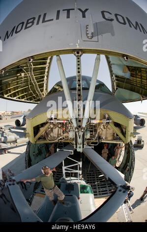 Le Sgt. Destin Waldron est le côté supérieur spotter sur un UH-1Y le dernier avion marine basé sur le cheval "Huey". L'hélicoptère est ramené en un C-5B pour déterminer les rampes et les positions pour transporter en toute sécurité le plus grand nombre de ces et le nouveau AH-1Z Super Cobra (vu à côté du C-5). C-5 Galaxy et l'équipage du 22e Escadron de transport aérien, des porteurs dans le 60e Escadron aérien, les Marines du port maritime d'hélicoptère d'attaque léger 367 et d'hélicoptères et de l'équipage affectés à HMLA/Formation 303, Camp Pendleton, en Californie, et les entrepreneurs se sont réunis à Travis Air Force Base, CA à det Banque D'Images