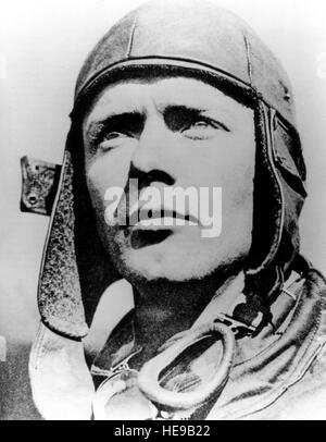 21 mai 1927 -- Charles Augustus Lindbergh devient le premier homme à voler en solo à travers l'océan Atlantique. Voler dans son "l'esprit de Saint Louis, il faut moins de 34 heures pour aller de Roosevelt Field, près de la ville de New York, à Paris, France. Il a été accueilli à son arrivée par une foule frénétique de plus de 100 000 personnes au Bourget Domaine. (U.S. ) Banque D'Images