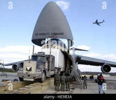 DOVER AIR FORCE BASE, Del. (AFPN) -- aviateurs charger l'Aviation tactique interarmes Trainer sur un C-5 Galaxy avec l'aide d'entrepreneurs de l'armée. Le formateur est un simulateur d'hélicoptère de l'armée. Aviateurs du 436e Escadron Port Aérien construit une rampe spécialement conçu pour charger l'animateur sur les transports. Avant la création de la rampe, la seule façon d'aller de l'entraîneur était par navire, qui a pris six à huit semaines pour obtenir de soldats sur le terrain. Le s.. James Wilkinson) Banque D'Images