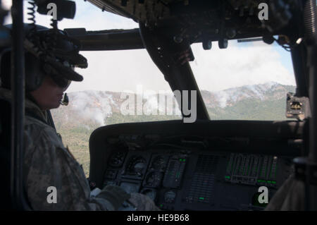 L'Adjudant-chef Chris Aylstock, le capitaine Colton Brauer, Sgt. Chris Boni, de la 1-140ème bataillon de l'Aviation (Air Assault) de Los Alamitos et Scott Le Maïs, Cal Fire manager, bataille du bord de forêt sur Yosemite National Park, 22 août 2013. La Garde Nationale de Californie UH-60 Black Hawk et HH-60 Pavehawks sont pleinement en vigueur à l'appui des services forestiers des États-Unis et Cal Fire en Californie. (U.S. Le sergent-chef de la Californie. Julie Avey/ libéré) Banque D'Images