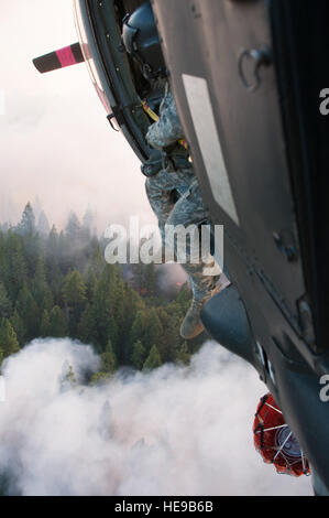 L'Adjudant-chef Chris Aylstock, le capitaine Colton Brauer, Sgt. Chris Boni, de la 1-140ème bataillon de l'Aviation (Air Assault) de Los Alamitos et Scott Le Maïs, Cal Fire manager la bataille de forêt Rim plus de Yosemite National Park, 22 août 2013. La Garde Nationale de Californie UH-60 Black Hawk et HH-60 Pave Hawk sont pleinement en vigueur à l'appui des services forestiers des États-Unis et Cal Fire en Californie. (U.S. Le sergent-chef de la Californie. Julie Avey/ libéré) Banque D'Images