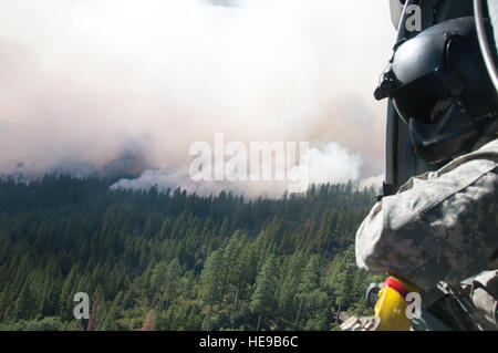 L'Adjudant-chef Chris Aylstock, le capitaine Colton Brauer, Sgt. Chris Boni, de la 1-140ème bataillon de l'Aviation (Air Assault) de Los Alamitos et Scott Le Maïs, Cal Fire manager la bataille de forêt Rim plus de Yosemite National Park, le 22 août, 2013. La Garde Nationale de Californie UH-60 Black Hawk et HH-60 Pave Hawk sont pleinement en vigueur à l'appui des services forestiers des États-Unis et Cal Fire en Californie. (U.S. Le sergent-chef de la Californie. Julie Avey/ libéré) Banque D'Images