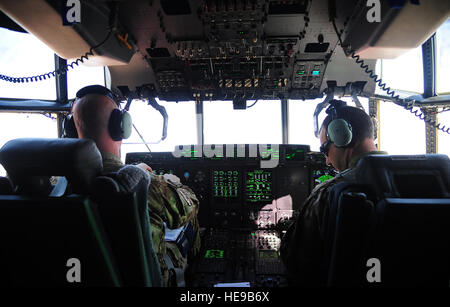 Le Major de l'US Air Force Matthieu Ringlein, à gauche, et le Major Jared Miller, tous deux C-130J Hercules pilotes avec le 115e Escadron de transport aérien à Channel Islands Air National Guard Station, Californie, se préparer à la mission de l'exercice lion avide 26 mai 2014, à une base aérienne dans le nord de la Jordanie. Au cours de cette mission, le C-130 a joué un rôle de soutien dans un scénario entre les avions de chasse américains et étrangers. Le s.. Brigitte N. Brantley/Carte/Parution floue pour des raisons de sécurité) Banque D'Images