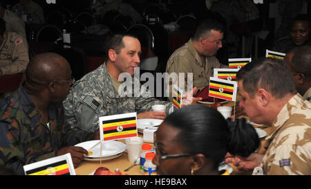 Le colonel de l'ARMÉE AMÉRICAINE Stephen Dalzell, Combined Joint Task Force - Corne de l'Afrique de l'exercice, de la formation et des ressources Directeur général, siège avec d'autres forces de la coalition et les représentants de la nation partenaire lors d'un déjeuner célébrant 47 ans d'indépendance de l'Ouganda, le 9 octobre. L'Ouganda ont déclaré leur indépendance du Royaume-Uni en 1962. Sir Edward Muteesa II, Kabaka du Buganda, a été le premier président de l'Ouganda. Leur ont été sept présidents de suivre Muteesa. Banque D'Images