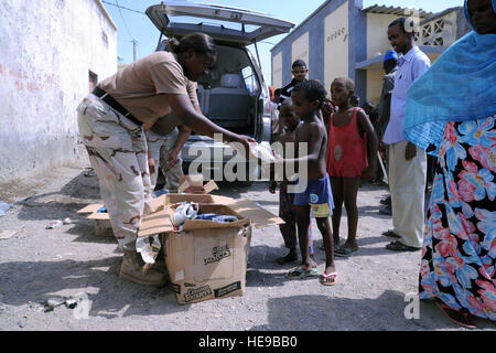 DJIBOUTI (sept. 15, 2009) Un garçon reçoit chaussures de 1ère classe de la Marine américaine stockeur Debra Severino. Les chaussures ont été livrés par les membres en service de Camp Lemonier et le Combined Joint Task Force - Corne de l'Afrique (CJTF-HOA) dans le District 7, à Djibouti. Les chaussures ont été donnés par Manchester United Methodist Church à Manchester, Mo., et le 374e Escadron de contrôleur à Yokota Air Base, le Japon. Le service de livraison a été un effort conjoint entre le Camp's Chapel et Echo-6 Association, un service mixte de groupe E-6s au Camp Lemonier. Le sergent-chef. Carlotta Holley Banque D'Images