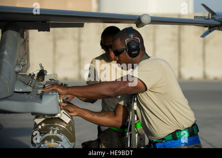 U.S. Air Force Tech. Le Sgt. Harrison Ragin, Expéditionnaire du 455 e Escadron de maintenance des aéronefs, chef de l'équipe de chargement d'armes à sous-munitions les charges sur un F-16 Fighting Falcon Air à Bagram, en Afghanistan, le 13 juillet 2015. Le F-16 est un avion de combat multi-rôle qui est très maniable et a fait ses preuves dans l'air-air et air-sol de combat. Les membres de la Triple Nickel sont déployés à l'appui de l'opération Liberté's Sentinel et l'appui résolu de l'OTAN mission. Tech. Le Sgt. Joseph Swafford Banque D'Images