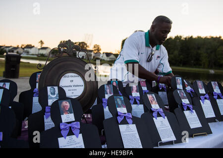 Memorial photos sont affichées sur un tableau racontant l'histoire des victimes de violence conjugale au cours de la violence domestique veillée aux chandelles à l'édifice municipal à Goose Creek, S.C., le 21 octobre 2014. La veillée aux chandelles a eu lieu en commémoration des victimes de la violence domestique en Caroline du Sud. L'événement était la deuxième année que JB Charleston était un participant égal dans la planification et la coordination avec la ville de Goose Creek. George Senior Airman Goslin) Banque D'Images