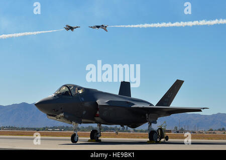 Le capitaine Nicholas Eberling et le major Alex Turner, les deux pilotes pour le Thunderbirds, effectuer du mal à passer sur un F-35A Lightning II Présentation statique pendant le Luke Air Force Base aérienne à Luke AFB, en Arizona, le 3 avril 2016. Tech. Le Sgt. Christopher Boitz) Banque D'Images