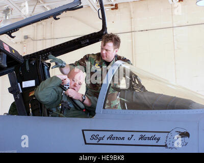 Le Capitaine Todd Pearson est assisté par le sergent. Aaron Hartley 13 septembre pendant le vol du souvenir de l'Aigle céleste à Homestead Air Reserve Base, en Floride, le capitaine Pearson est avec le 390e Escadron de chasse à Mountain Home Air Force Base, Texas. Le sergent Hartley est un chef d'équipe et la Floride Air National Guard membre chargé e la 125e Escadre de chasse, Det 1.Le Sergent Hartley a suggéré l'idée pour le souvenir vol après l'apprentissage de la route d'origine tout en recherchant l'histoire de la F-15 affecté à la 125e FW. Le père le capitaine Pearson a pris sa retraite, le Major-général Doug Pearson, a volé l'exact sa Banque D'Images