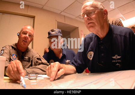 HOUSTON -- Le Lieutenant-colonel Brian (gauche) mémoires Childes Le Lieutenant-colonel Bob Beabout (centre) et le Major John Mitchell (à droite) sur une sortie à Sabine Lake, Texas. Civil Air Patrol pilotes de partout au pays sont venus à l'ouest de l'aéroport de Houston à l'appui de l'évaluation de l'impact de l'ouragan Rita. D'ici la fin de Septembre 26, ils ont réalisé 50 sorties de reconnaissance photo fournissant des dommages potentiels, des déversements de pétrole, la congestion du trafic, évaluation et vivre l'imagerie multi-spectrale de l'état et les organismes fédéraux. Le sergent-chef. Lance Cheung) Banque D'Images