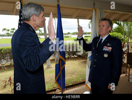 Nouveau promu général Herbert "Hawk" Carlisle récite le serment d'office de chef d'état-major de l'Armée de l'air Norton Schwartz lors de sa cérémonie de promotion at Joint Base Harbor-Hickam Pearl, Washington, 3 août 2012. Carlisle est le successeur au général Gary North, qui a pris le commandement des Forces aériennes du Pacifique en août 2009. Tech. Le Sgt. Jerome S. Tayborn) Banque D'Images