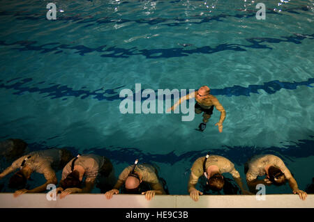 Un combat de l'US Air Force instructeur d'exploitation affecté à l'emplacement C, 342e Escadron d'entraînement, (arrière, centre) donne les commandes pour les stagiaires de CCT au cours d'un circuit de l'eau tôt le matin Séance de formation à l'aérodrome de l'armée du pape, N.C., 10 févr. 12, 2015. Le CPRST parmi les plus de personnel hautement qualifié dans l'armée américaine. Le s.. Kenny Holston Banque D'Images