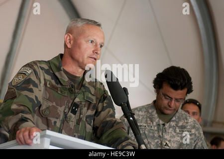 Le général français Pierre Chavancy, commandant de la Task Force La Fayette, adresses midi l'Eid al-Fitr réduite sur la base d'opération avancée Morales-Frazier le 13 septembre avant le repas, organisé conjointement par TF La Fayette et l'Équipe de reconstruction provinciale de Kapisa. L'Aïd, une célébration de trois jours marquant la fin du Ramadan, tient autant, sinon plus, l'importance pour les musulmans comme les célébrations de Noël dans les autres sociétés. U.S. Air Force Tech. Le Sgt. Joe Lois, l'Équipe de reconstruction provinciale de Kapisa Affaires publiques) Banque D'Images