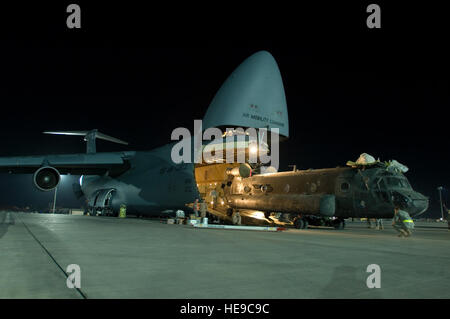 Un C-5 Galaxy charge un équipage CH-47D Chinook de l'hélicoptère de transport lourd dans sa baie de chargement, 3 août 2008. Joint Base Balad traite plus de 950 avions-cargos, 12 000 tonnes de marchandises et 19 000 passagers par mois, ce qui en fait l'antenne la plus chargée du fonctionnement des ports dans le département de la Défense. Le C-5 est déployé à partir de la 22e Escadron de transport aérien à Travis Air Force Base, en Californie Le Chinook de l'armée appartient à la Compagnie Bravo, 1er Bataillon, 52e Régiment d'aviation, qui est déployée à Al Toqaddum, de l'Iraq. Banque D'Images