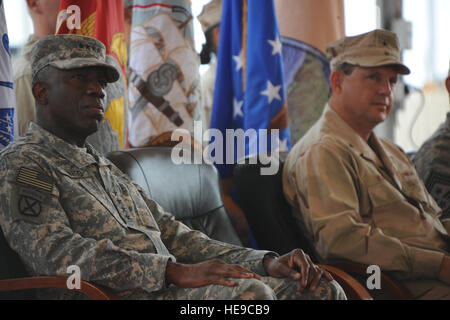 US Army le général William "Kip" Ward, Commandant de l'US Africa Command, et le contre-amiral de la Marine américaine Anthony M. Kurta, Commandant, pause au cours de la cérémonie de passation de commandement de la Force opérationnelle interarmées combinée de la Corne de l'Afrique (CJTF-HOA), Camp Lemonier, à Djibouti, le 5 février 2009. Quartier général a présidé la cérémonie de passation de commandement de la CJTF-HOA par le Contre-amiral Anthony M. Kurta de contre-amiral Phillip H. Greene. CJTF-HOA a pour mission de bâtir la capacité en matière de sécurité, de promouvoir la coopération régionale, et de protéger les intérêts de la coalition de l'emporter contre l'extrémisme. (US Air Force MSgt Stan Parker) Banque D'Images