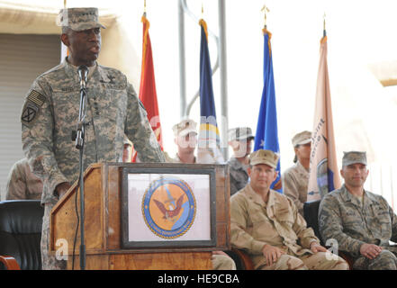 US Army le général William "Kip" Ward, Commandant de l'US Africa Command, prend la parole lors de la cérémonie de passation de commandement de la Force opérationnelle interarmées combinée de la Corne de l'Afrique, le Camp Lemonier, à Djibouti, le 5 février 2009. Quartier général a présidé la cérémonie de passation de commandement de la CJTF-HOA par le Contre-amiral Anthony M. Kurta de contre-amiral Phillip H. Greene. CJTF-HOA a pour mission de bâtir la capacité en matière de sécurité, de promouvoir la coopération régionale, et de protéger les intérêts de la coalition de l'emporter contre l'extrémisme. (US Air Force MSgt Stan Parker) Banque D'Images