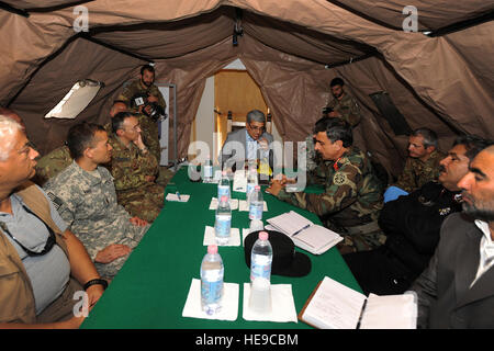 Farah après l'Équipe provinciale de reconstruction (EPR) Cérémonie de passation de commandement et d'un déjeuner dans la province de Farah, Gov. Rahool Amin parle avec le Commandement régional Ouest (RC-Ouest) Commandant, le Brigadier italien. Le général Alessandro Veltri, le nouveau commandant de l'EPR américain, Frégate. Jim Mann, et de nombreuses forces de sécurité nationales afghanes (FSNA) dirigeants, lors d'un chef de mission, le 13 mars 2010, une base d'opérations avancée (BOA) Farah, Afghanistan. Banque D'Images