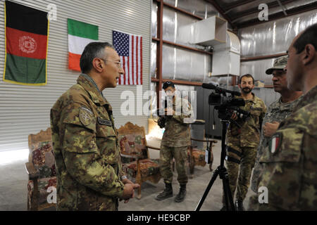 Le Commandement régional Ouest (RC-Ouest) Commandant, le Brigadier italien. Le général Alessandro Veltri, est interviewé par l'Armed Forces Network (APN), à la suite de la cérémonie de passation de commandement pour le Farah Équipe provinciale de reconstruction (EPR), le 13 mars 2010, une base d'opérations avancée (BOA) Farah, Afghanistan. Il y a un total de quatre équipes sous le commandement du général Veltri et le Farah est le seul EPR EPR américain s'est dans l'espace de combat italien. Banque D'Images