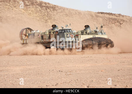 Un U.S. Navy Landing Craft Air Cushion (LCAC) part une plage à Arta (Djibouti), le 20 juillet 2015. Pour LCACs USS Anchorage livré Marines des États-Unis à partir de la 15e unité expéditionnaire de marines et leur équipement pour soutien la formation. Le s.. Maria Bowman) Banque D'Images