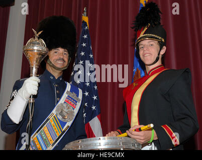 Le sergent-chef en chef. Ed Teleky, U.S. Air Force Band, tambour-major et son fils Tony, drum line le capitaine at North Point High School à Waldorf, Maryland, devraient figurer au 86e Congrès annuel de Macy's Thanksgiving Day Parade à New York, novembre 22. Ce sera t'ys deuxième comparution au Macy's All American Marching Band, et la première apparition à la fois chef de l'Armée de l'air et Teleky Band. Le s.. Torey Griffith) Banque D'Images