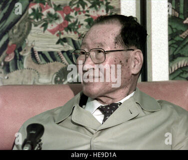 Magnat des affaires sud-coréen Chung Ju-yung, fondateur et président d'honneur du groupe Hyundai, parle à la presse à Panmunjom Freedom House, République de Corée, le 27 octobre 1998. M. Chung a fait don de 501 têtes de bétail et les 50 véhicules de la Corée du Nord. Chung a donné aux Coréens du Nord 500 têtes de bétail au début de cette année en juin. Banque D'Images