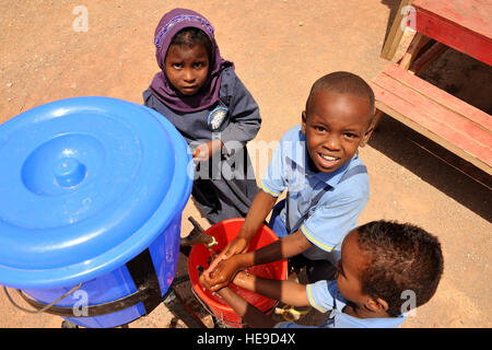 Les jeunes étudiants de l'école primaire en Chabellier, Djibouti, se laver les mains Le lavage des mains au lavabo avant leur repas de l'après-midi, le 22 avril, lors d'une visite à partir de la 414e de l'Équipe des affaires civiles affectés à la force opérationnelle interarmées combinée de la Corne de l'Afrique. La 414e compagnie d'affaires civiles, CJTF-HOA interagissent avec les différents villages et les principaux dirigeants locaux afin de favoriser une meilleure compréhension et communication alors que l'établissement de relations qui permettent aux forces-HOA GFIM de s'associer avec la nation hôte. Le service membres de CJTF-HOA, basé à Djibouti, emploient une méthode indirecte pour contrer violen Banque D'Images