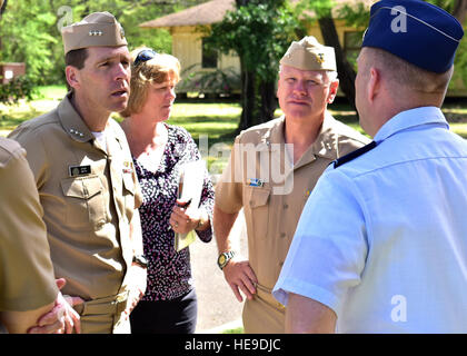 Vice-amiral. Dixon R. Smith, commandant de la marine, la commande d'installations, avec Theresa Phillips, directeur exécutif, et à l'arrière Adm. Richard L. Williams, commandant de la région de la Marine, Washington, visiter et apprendre plus au sujet de l'historique Fort Kamehameha, situé sur la zone de logement Joint Base Harbor-Hickam Pearl. Construit en 1916, le Fort Kamehameha était à l'origine un poste d'artillerie côtière de l'armée. Des plans sont à l'étude pour remettre la zone et convertir les maisons historiques de passerelle Marine Inns & Suites. Airman Senior Christopher S. Stoltz Banque D'Images