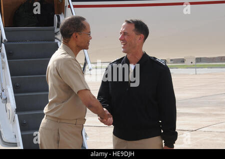 Le SMA de la Marine américaine. Cecil D. Haney (à gauche), le Commandement stratégique américain (USSTRATCOM) Commandant, accueille le chef des opérations navales (ONC), U.S. Navy Adm. M. John Richardson, à son arrivée à Offutt Air Force Base, Neb., 23 août 2016. Au cours de sa visite, Richardson a participé à des discussions avec d'autres dirigeants USSTRATCOM Haney et sur la modernisation de la jambe en mer de la triade nucléaire et d'autres domaines de collaboration et d'intérêt mutuel. Richardson a également accueilli un appel mains-tous de la Marine, au cours de laquelle il a discuté de la conception de la Marine américaine pour le maintien de la sécurité maritime aujourd'hui et dans le futur. Comme l Banque D'Images