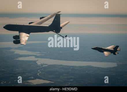 Une 33e Escadre de chasse F-35A une approche de l'éclairage II 126e Escadre de ravitaillement en vol KC-135 Stratotanker pour faire le plein au cours de l'effort d'éclairage du nord 31 août 2016. Le nord de la foudre est un niveau tactique, la formation commune qui met l'exercice cinquième et quatrième génération actifs engagés dans une contestation, dégradation de l'environnement. Le s.. DeAndre Curtiss) Banque D'Images