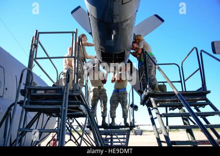 Les aviateurs américains du 755e Escadron de maintenance des aéronefs installer un nouveau menton écope sur un EC-130H Compass Call à la base aérienne Davis-Monthan Air Force Base, en Arizona, le 31 août 2016. Le menton écope le sida en obtenir à l'air du compresseur des moteurs. Airman Senior Betty R. Chevalier) Banque D'Images