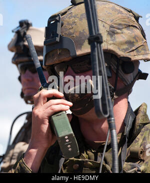 L'Armée canadienne Bdr. Brad Wilson, première Royal Canadian Horse Artillery signalier observateur avancé, coordonne les frappes aériennes au cours d'un exercice de tir d'appui dans le cadre de l'exercice RIMPAC 2014. Les membres du Service des Marines des États-Unis, de l'armée australienne, de la Nouvelle-Zélande et de l'Armée de l'Armée canadienne, ont travaillé ensemble au cours de l'exercice pour coordonner les attaques aériennes et de mortier pendant le scénario. Vingt-deux nations, 49 navires, 6 sous-marins, plus de 200 avions et 25 000 personnes participent à l'EXERCICE RIMPAC du 26 juin au 1 août dans et autour des îles Hawaï et la Californie du Sud. Le monde. Banque D'Images