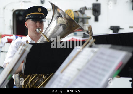 Spécialiste de l'Armée de Chris Fenner, un joueur de tuba dans le Premier Corps Laiton Rainier de bande Joint Base Lewis-McChord à Fort Lewis, Washington, Semper Paratus joue au cours d'un changement de commandement de la Garde côtière de cérémonie à Seattle, le 2 juin 2016. Semper Paratus a été écrit en 1922 et est la Garde côtière canadienne officielle Marching Song. Marin de La Garde côtière américaine Sarah Wilson. Banque D'Images