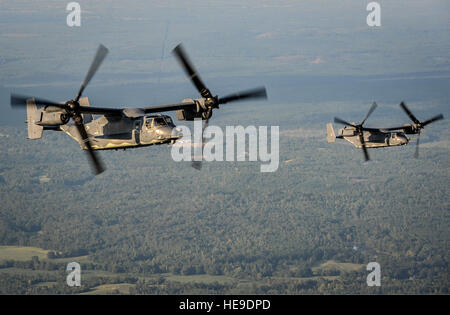 Deux CV-22 approche Les Balbuzards un MC-130H Combat Talon II-l'air prise de ravitaillement lors d'une mission de formation à Hurlburt Field, en Floride, le 7 septembre 2016. Le balbuzard est un avion à rotors basculants qui combine le décollage vertical, hover et atterrissage vertical qualités d'un hélicoptère avec la longue portée, l'efficacité du carburant et les caractéristiques de vitesse d'un aéronef à turbopropulseur. Navigant de première classe Joseph Pick) Banque D'Images