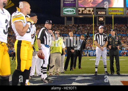 Le Général David H. Petraeus, commandant du Commandement central, United Staes, parle avec le chef arbitre Super Bowl XLIII, Terry McAulay avant le tirage au sort , février chez Raymond James Stadium de Tampa en Floride (USAF Photo par SSgt bradley Lail) (sortie) Banque D'Images