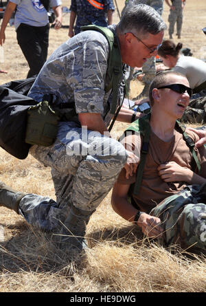 Le colonel Richard Walters, commandant du 301e MDS, gauche, évalue une victime simulée, joué par une patrouille de l'aviation civile, des cadets sur le terrain au cours de l'exercice d'un grand nombre de blessés qui s'est tenue à la réserve de l'Armée Centre, Fort Worth 10 et 11 septembre. Le personnel médical de la 301e MDS est allé(e) à l'exercice qui s'est tenue les 10 et 11 septembre. Les cadets a agi à titre personnel blessé au cours de l'exercice de deux jours qui a réuni les unités militaires et civiles et les services d'urgence de partout dans la région. Le Sergent Chris Bolen) Banque D'Images