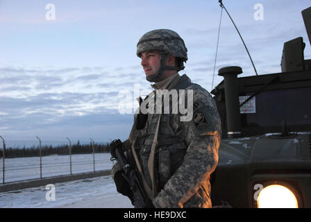 La CPS. Gabriel Ives de l'Army National Guard Alaska's 49e Bataillon de défense antimissile, de Police militaire vérifie le périmètre des 850 acres de terrain Complexe de défense de missiles intercepteurs à Fort Greely, en Alaska, le 6 décembre au cours d'une patrouille de sécurité de routine. (Air Force Master Sgt. Mike R. Smith, le Bureau de la Garde nationale) (publié) Banque D'Images