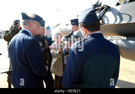 Sur la piste à côté d'un US Air Force (USAF) F-16 Fighting Falcon, le colonel de l'USAF (COL) Robert Murphy (centre-droit), commandant de la 183e Escadre de chasse, Illinois Air National Guard (ILANGS), COL DE L'USAF mémoires Patrick Hohenkirchen (en blouson de cuir), l'article 32, l'agent chargé de l'Enquête sur les aspects du projet pilote HGU-55/P du casque avec un AVS-9 de vision nocturne (NVG) ci-joint. COL DE L'USAF Rosenow étudie le Tarnak Farms un incident de tir qui a tué quatre soldats canadiens et huit blessés près de Kandahar, en Afghanistan. Article 32 L'audience est une enquête sur les accusations contre les pilotes t Banque D'Images