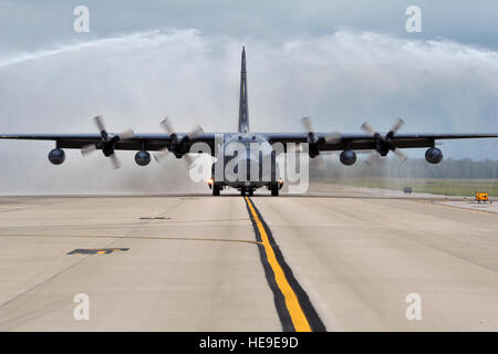 Les camions incendie arroser un MC-130P Combat Shadow après son dernier vol, le 15 mai 2015, à Hurlburt Field, en Floride, construit avec la technologie des années 1960, le MC-130P a commencé sa carrière d'opérations spéciales dans le milieu des années 1980 et a ensuite afin d'effectuer des missions de ravitaillement en vol à la fin des années 1980 durant l'opération Just Cause au Panama et le début des années 1990 pendant l'opération Tempête du désert. Navigant de première classe Ryan Conroy) Banque D'Images