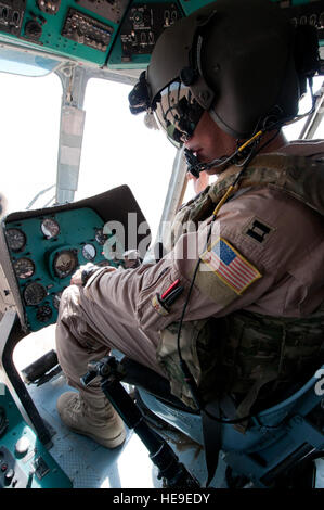 U.S. Air Force Le Capitaine Adam Ackerman, MI-17 conseiller pilote, 441e Escadron expéditionnaire de la comité consultatif, vole un hélicoptère MI-17 sur le sud de l'Afghanistan, le 5 septembre, lors d'une mission de ravitaillement de subsistance, à l'Escadre aérienne de Kandahar, l'aérodrome de Kandahar, Afghanistan. Les aviateurs et soldats, aviateurs et afghans ont travaillé ensemble pour fournir de l'eau et 137 cas à un repas Halall 5e Kandak de la police frontalière afghane check point, Shorabak district. Ackerman est un Palm Beach Gardens, en Floride, les autochtones déployés à partir de la 90e Groupe d'opérations, F.E Warren Air Force Base, Wyo. Banque D'Images