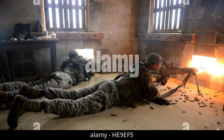 Les soldats de la Compagnie Charlie, 1er Bataillon, 3e Régiment d'infanterie américaine à Fort Myers, Va., vêtus de tenues de combat, agir en tant que forces de l'opposition pour la 2e Brigade Combat Team, 82e Division aéroportée, à Fort Bragg, Caroline du Nord, au cours de l'exercice d'intervention mondiale multinationale interarmées, l'accès opérationnel Exercice 15-01 à Fort Bragg, le 16 avril 2015. CJOAX 15-01 est un 82nd Airborne Division bilatérale dirigée par l'événement de formation à Fort Bragg, Caroline du Nord, du 13 au 19 avril à partir de 2015. C'est le plus grand exercice du genre tenue à Fort Bragg en près de 20 ans et démontre l'interopérabilité entre U Banque D'Images