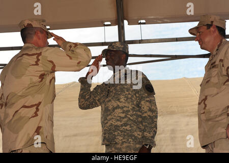 L'ARMÉE AMÉRICAINE Le Général William E. Ward (centre), commandant du Commandement de l'Afrique, présente U.S. Navy Adm arrière. Brian L. Losey (à gauche), avec le commandement de la Force opérationnelle combinée Force-Horn d'Afrique pendant la cérémonie de passation de commandement ici 27 mars. Adm arrière. CJTF-HOA emploie une méthode indirecte pour contrer l'extrémisme voilent en menant des opérations pour renforcer la capacité de la sécurité, de la stabilité régionale et de protéger les intérêts de la coalition en Afrique de l'Est. Banque D'Images