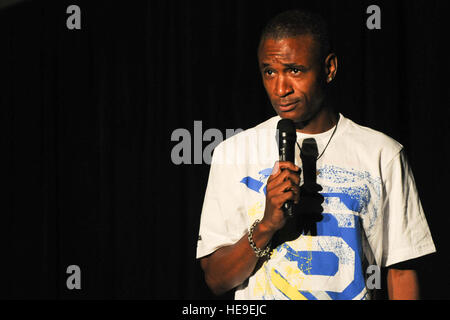 Centre de transit de Manas, au Kirghizistan - M. Tommy Davidson, comédien, joue sur la scène chez Pete's Place pour plus de 500 militaires déployés le 26 août. L 'Tommy Davidson Comedy Tour,' a été en mesure d'afficher une présentation statique d'un KC-135 Stratotanker et un C-17 Globemaster III, le pétrole, les huiles et les liquides de carburant du secteur, et l'unité des explosifs au cours de son séjour de deux jours au centre de transit. Le s.. Nathan Bevier) Banque D'Images