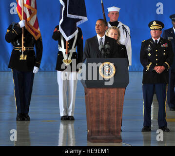 Commandant en chef Barack Obama marque une pause au cours d'un discours le 14 septembre à Joint Base Andrews, dans le Maryland, à réfléchir sur la vie des personnes tuées lors des attaques de consulat des États-Unis le 11 septembre 2012, à Benghazi, en Libye. Obama a pris le temps avec la famille, les amis et les membres de services à la cérémonie de transfert digne d'honorer les sacrifices J. Christopher Stevens, Sean P. Smith, Glen A. Doherty et Tyrone S. Woods faite au service de l'Organisation des États et des pays à l'étranger. Garde de cérémonie, membres de l'ensemble de la région de la capitale nationale, représentant toutes les directions du Ministère de la Défense, rendu ho final Banque D'Images