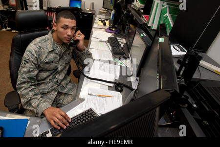 Heilker Senior Airman Tony, 22e Escadre de ravitaillement en vol des actions d'urgence du poste de commandement, contrôleur coordonne le positionnement d'un KC-135 Stratotanker, 30 avril 2013, McConnell Air Force Base, Kan. Poste de commande les contrôleurs reçoivent plus de 150 appels par poste d'agences sur toute la base, allant de la maintenance des aéronefs pour les pilotes à midflight. Navigant de première classe Victor J. Caputo) Banque D'Images