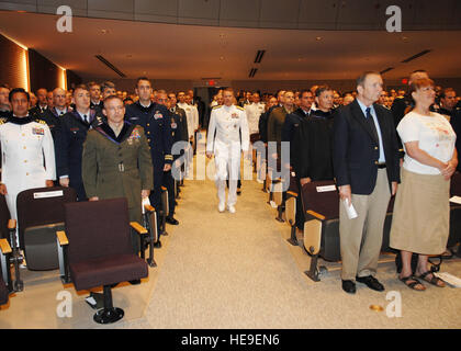 Le vice-président des joint Chiefs of Staff dirige le parti officiel dans l'auditorium du joint Forces Staff College à Norfolk, en Virginie, le 15 juin 2012, prononçant le discours d'ouverture aux diplômés de plusieurs programmes de combat interarmées. Banque D'Images